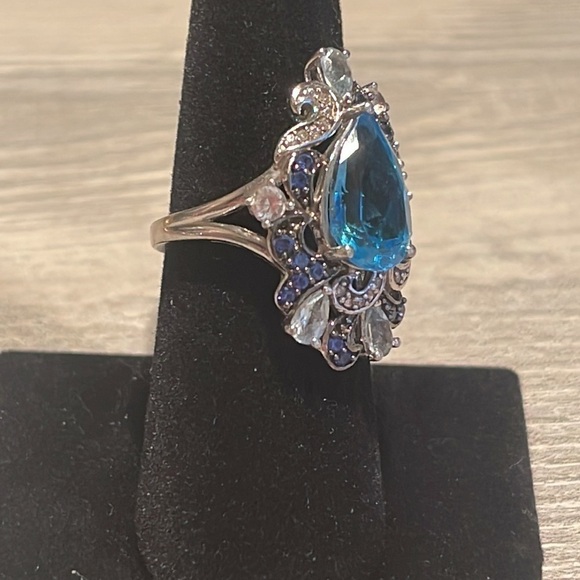 Gorgeous Silver Topaz Cocktail Ring. - Picture 3 of 6